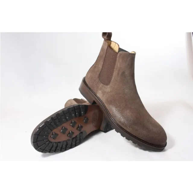 Camplin Cadogan boots gekleed