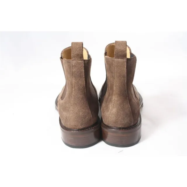 Camplin Cadogan boots gekleed