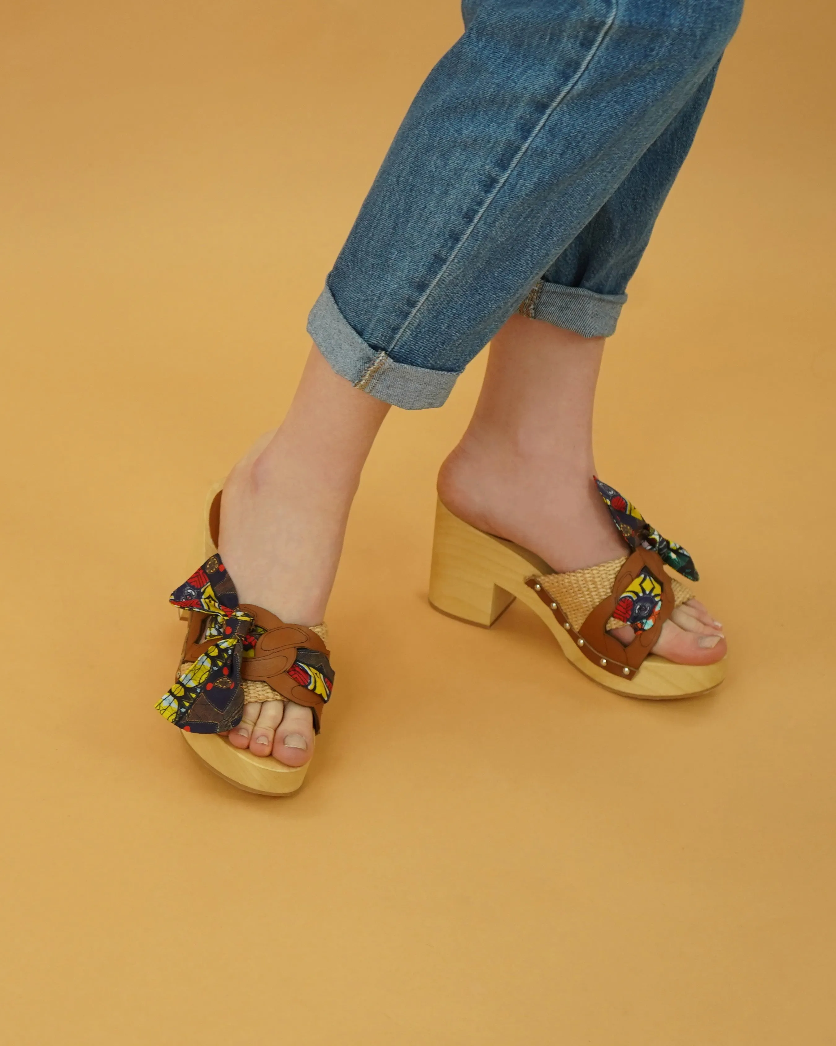Diva Chain sandali in legno incrociato con platform in rafia e fiocco stamap african
