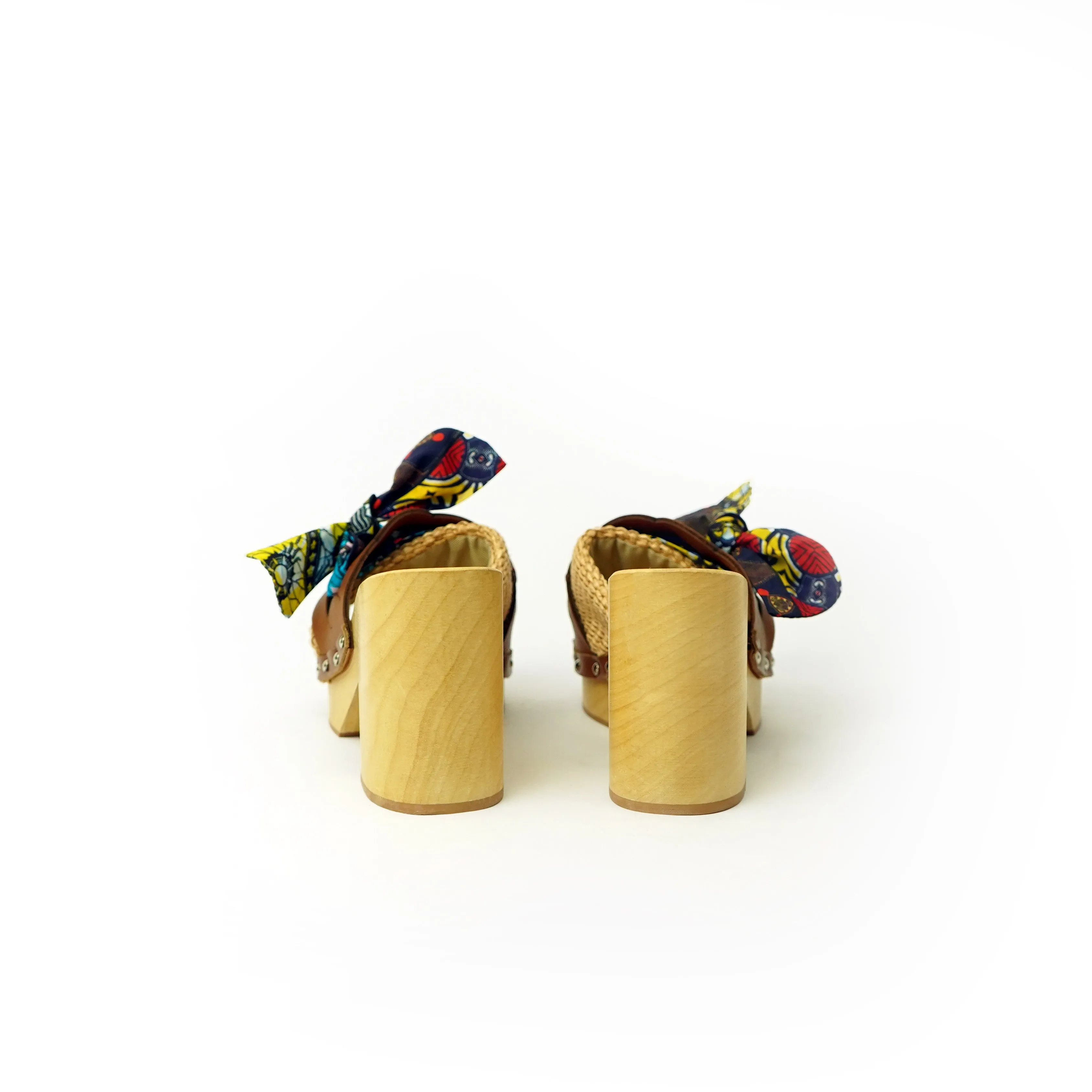 Diva Chain sandali in legno incrociato con platform in rafia e fiocco stamap african