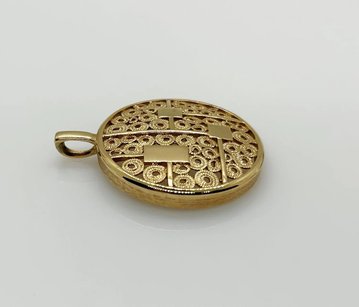 Sarah Coventry Vintage Gold Tone "Timeless Beauty" Pendant (1977)