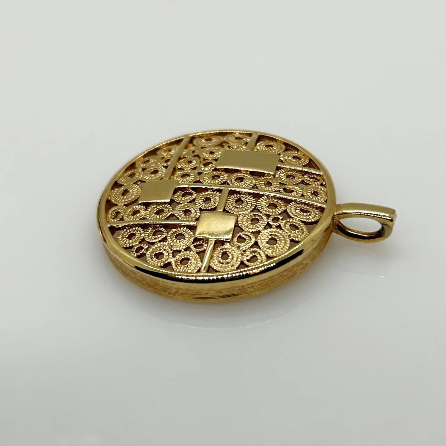 Sarah Coventry Vintage Gold Tone "Timeless Beauty" Pendant (1977)